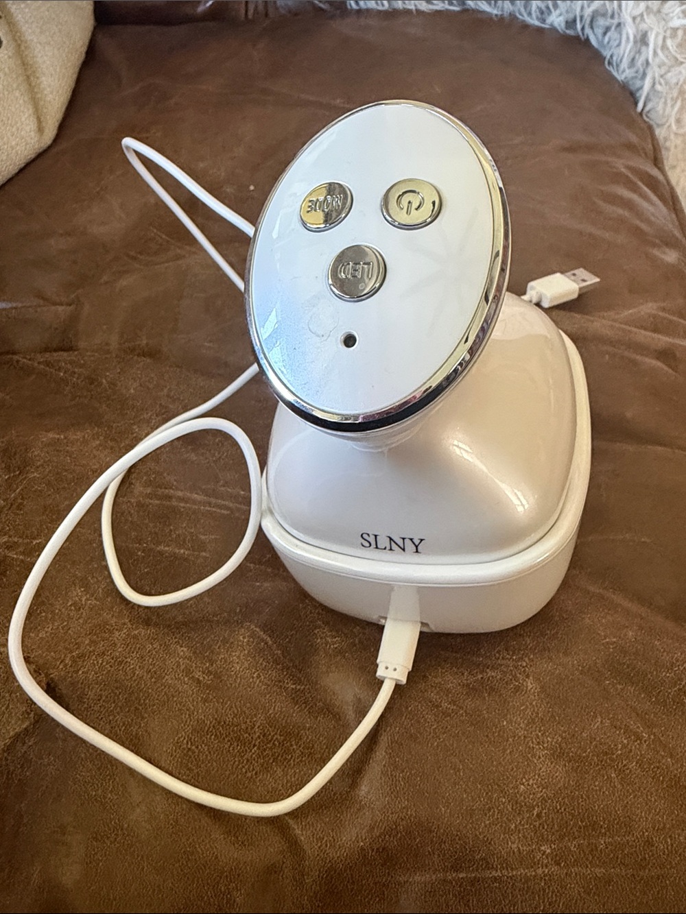 SLNY White and Chrome Handheld Scalp Massager - Picture 5 of 6